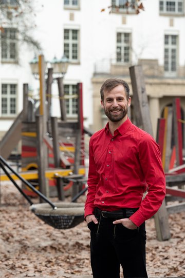 Bild von Marcel vor einem Spielplatz